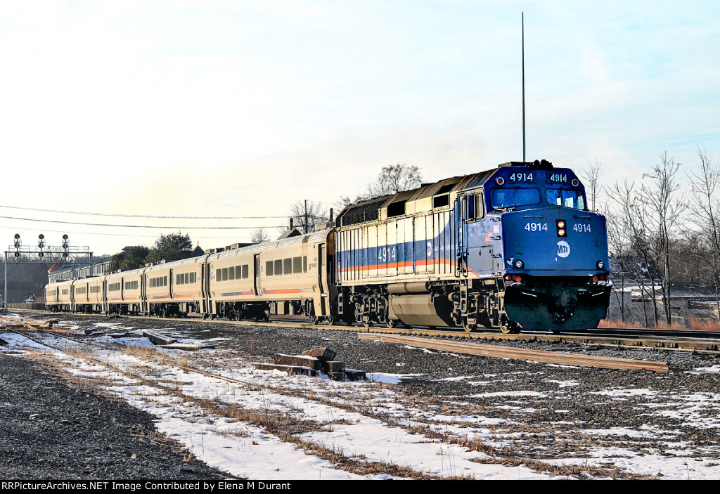 MNCR 4914 on train X139